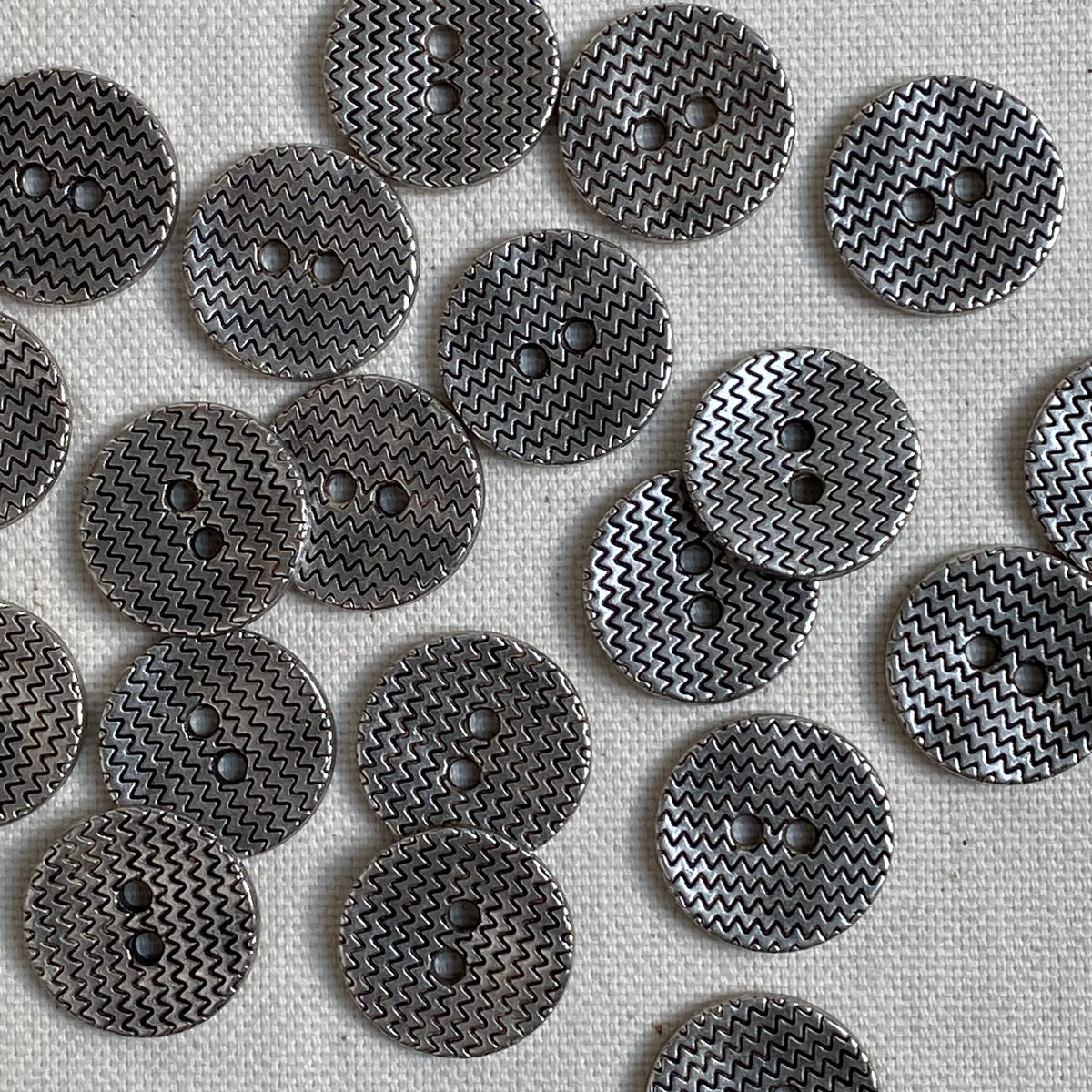 Old Silver Metal Button - Zig zag (18mm)